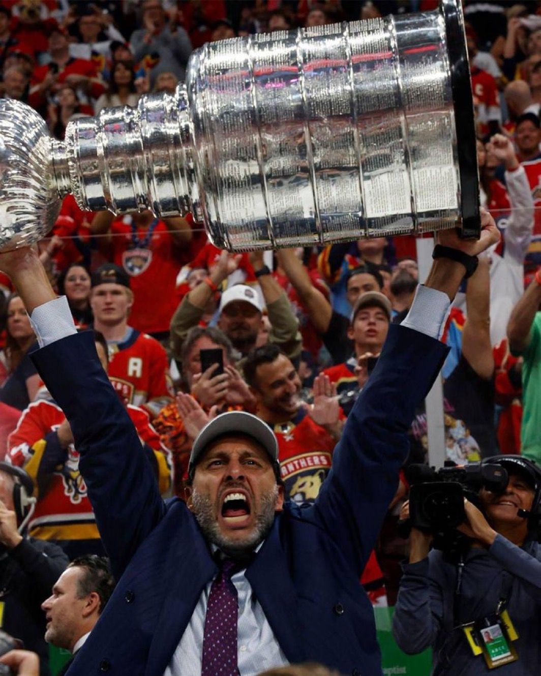 S\u00e9ance de photo avec la Coupe Stanley et Roberto Luongo