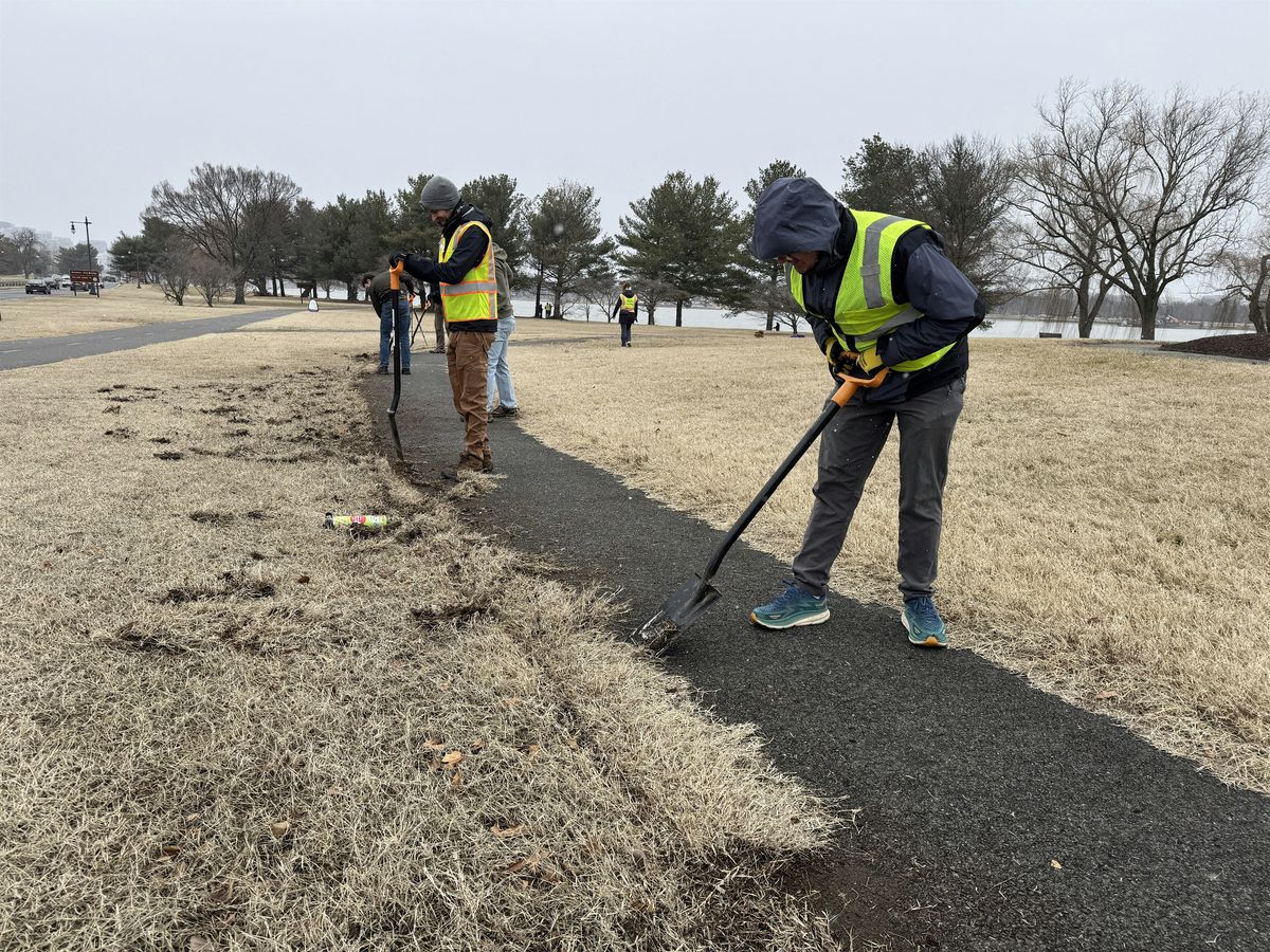 English Ivy and Trail Edging near Navy and Marine Memorial