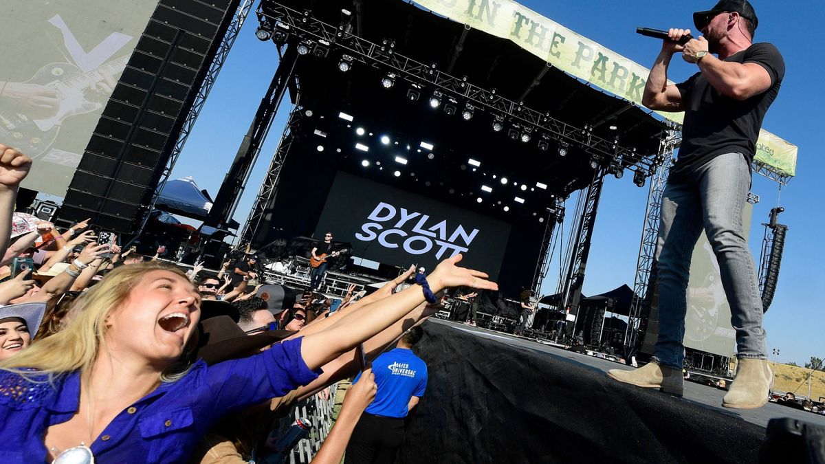 Parking Dylan Scott