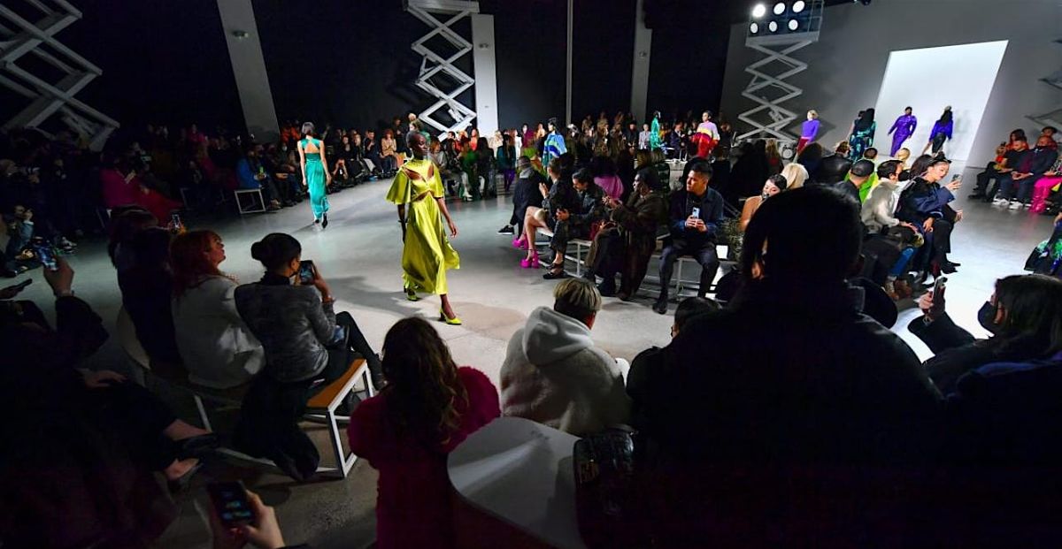 Elora Modenschau im Wohnzimmer