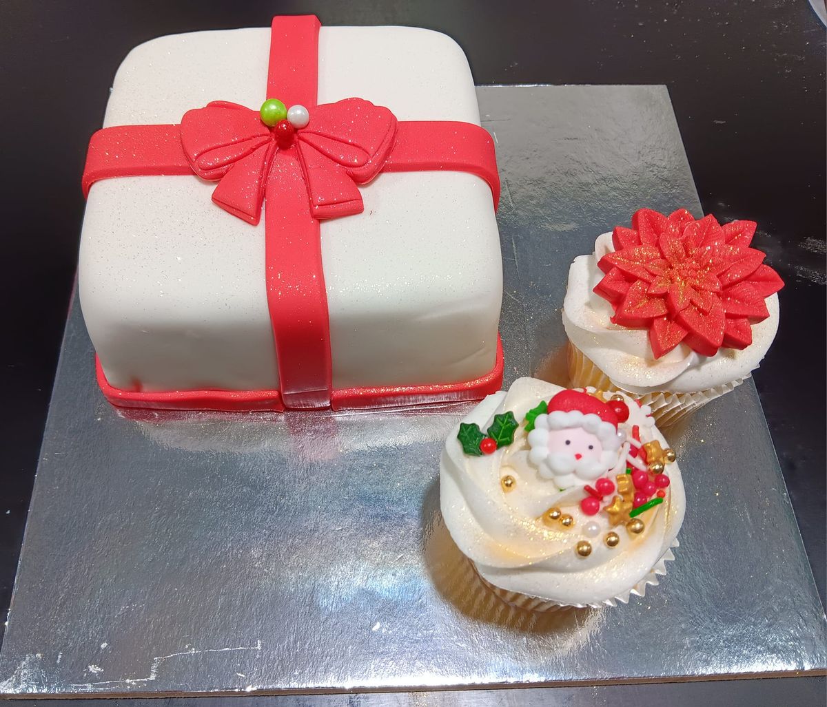 Fondant Christmas Cake Decorating Class