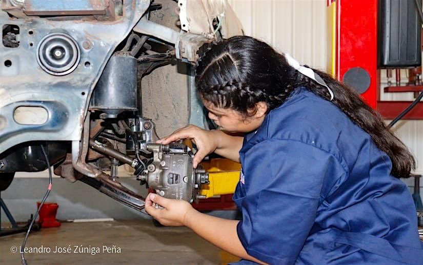 Taller de mec\u00e1nica automotriz\/\/  Auto mechanic class