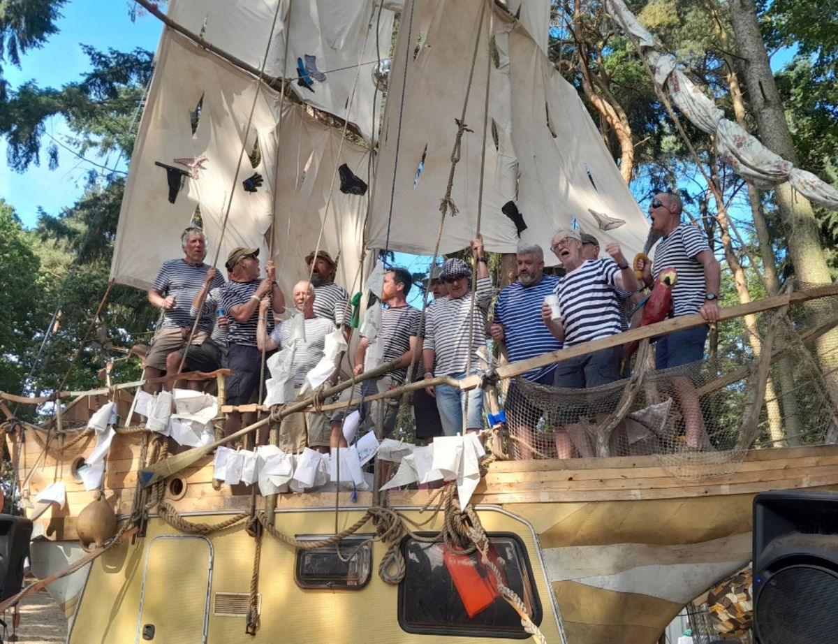 Hay Shantymen at the Globe