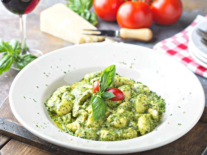 Make Creamy Pesto-Topped Gnocchi\t