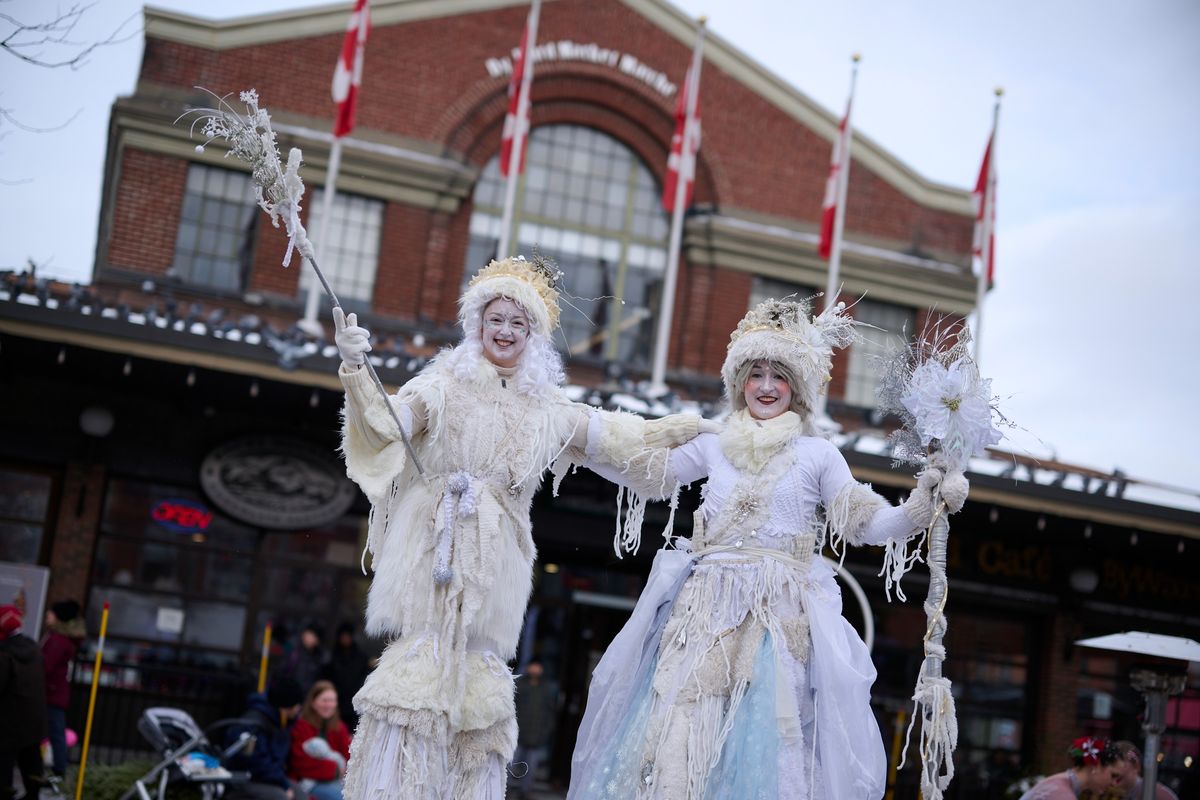 Snowflake Kingdom Stilt Walkers | Les \u00e9chassiers du Royaume des flocons