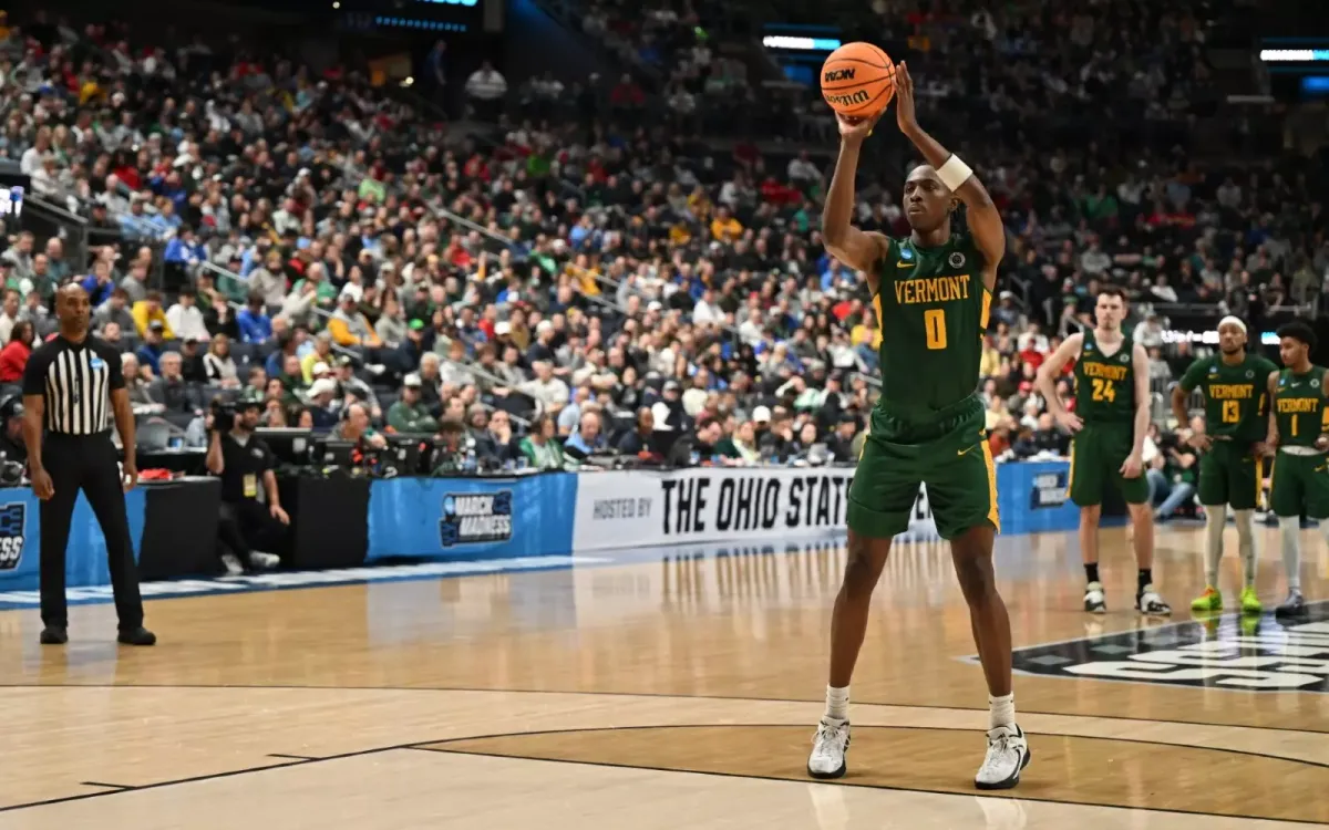 Parking Bryant Bulldogs at Vermont Catamounts Womens Basketball