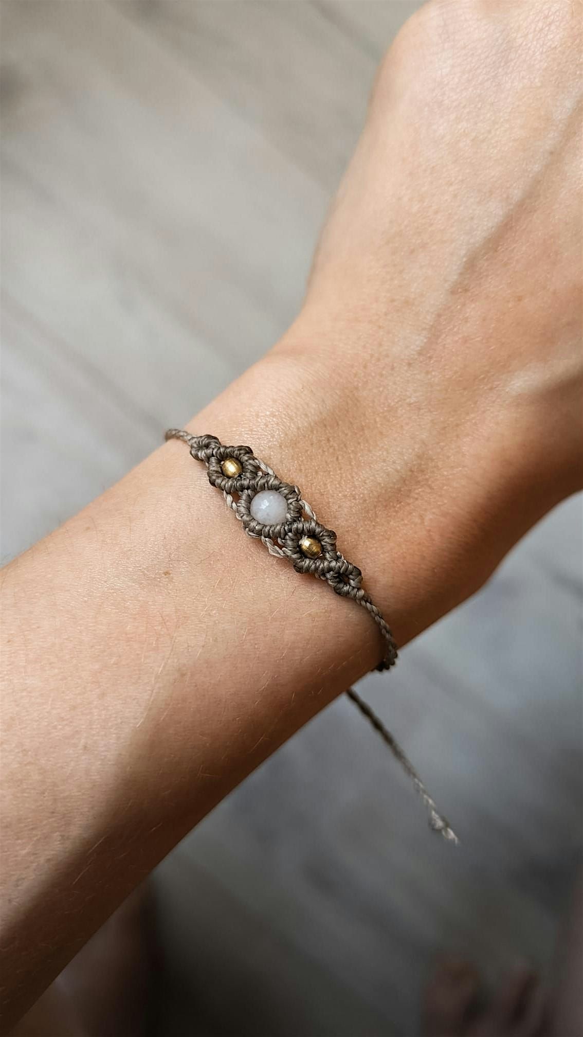 Makramee Schmuck-Workshop: Edelsteinarmband kn\u00fcpfen