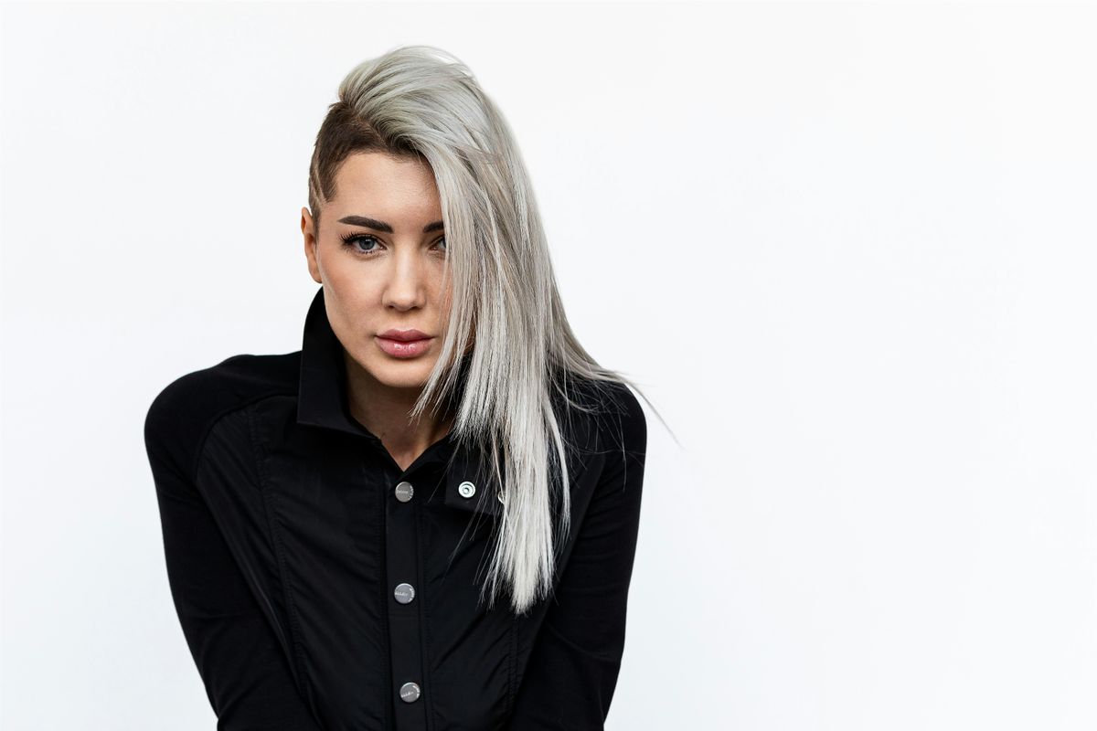 NUSHA & Sylvie Miles in Odonien