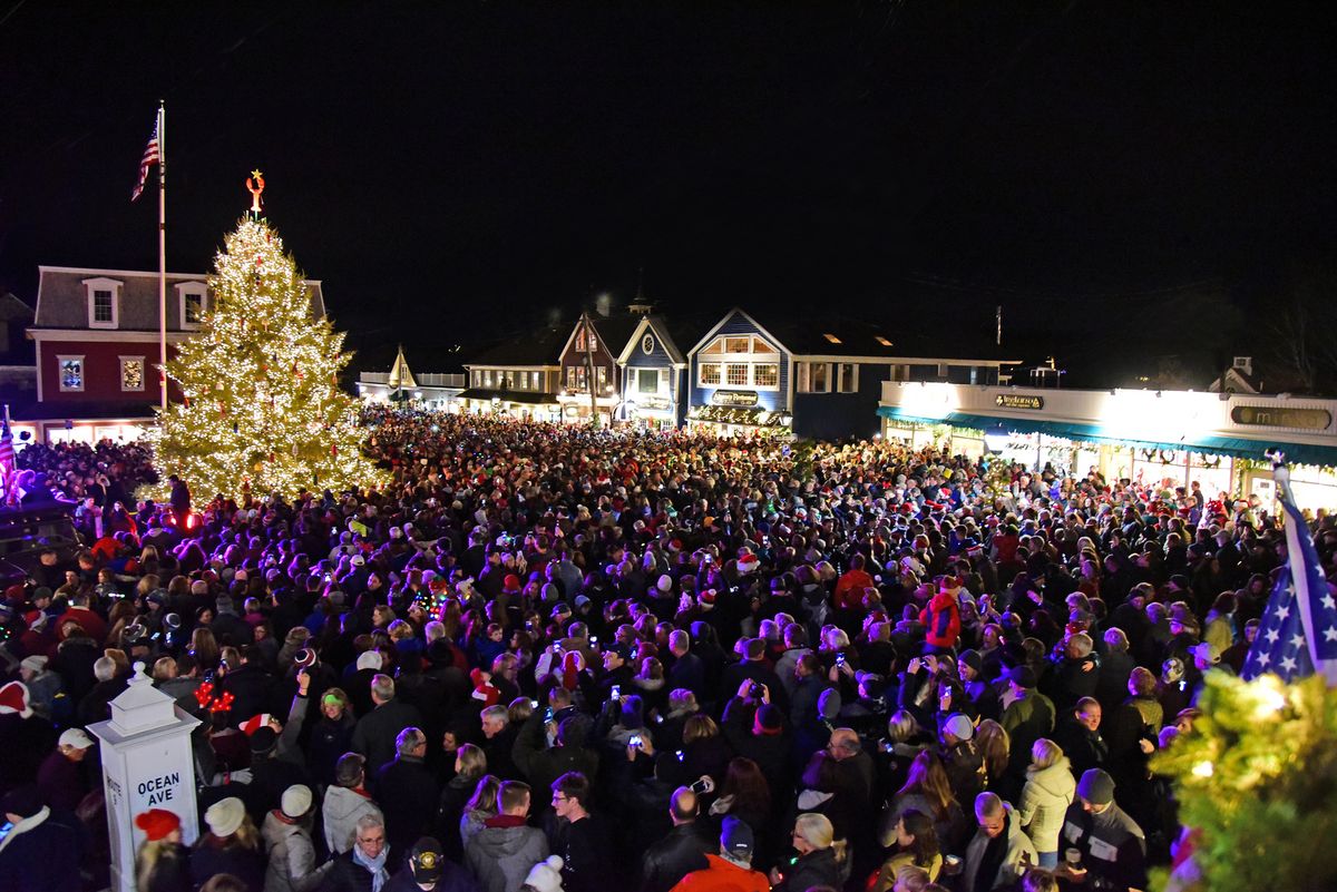 Tree Lighting Ceremony in Dock Square