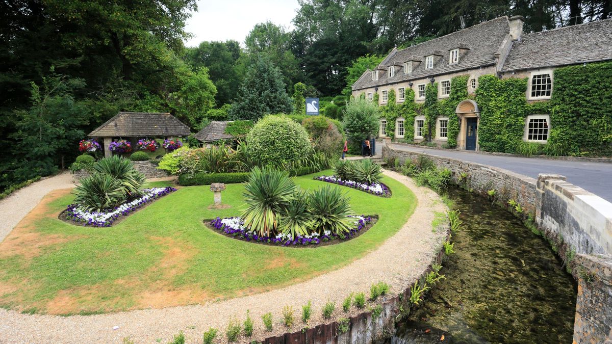 Bibury: Walk and a Roast (or Just a Drink!) at The Swan \ud83e\udd7e\ud83c\udf7d\ufe0f