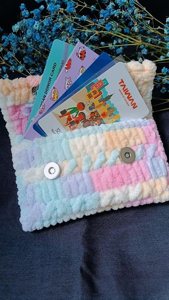 Structured Pouch Weaving