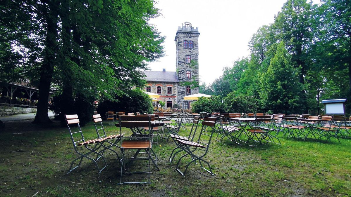 Gro\u00dfes Osternestsuchen auf dem Butterberg