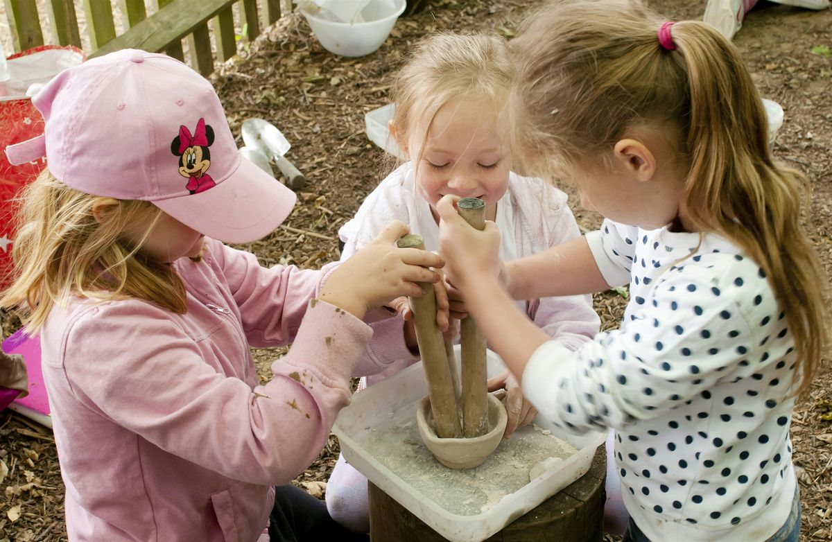 Urban Nature Club at Camley Street Natural Park: Making Paints from Nature