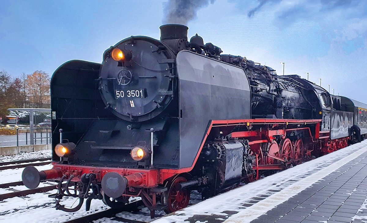 Winterdampfzug "Schneeflocke" mit der 23 058 und 50 3501 \u00fcber den Th\u00fcringer Wald