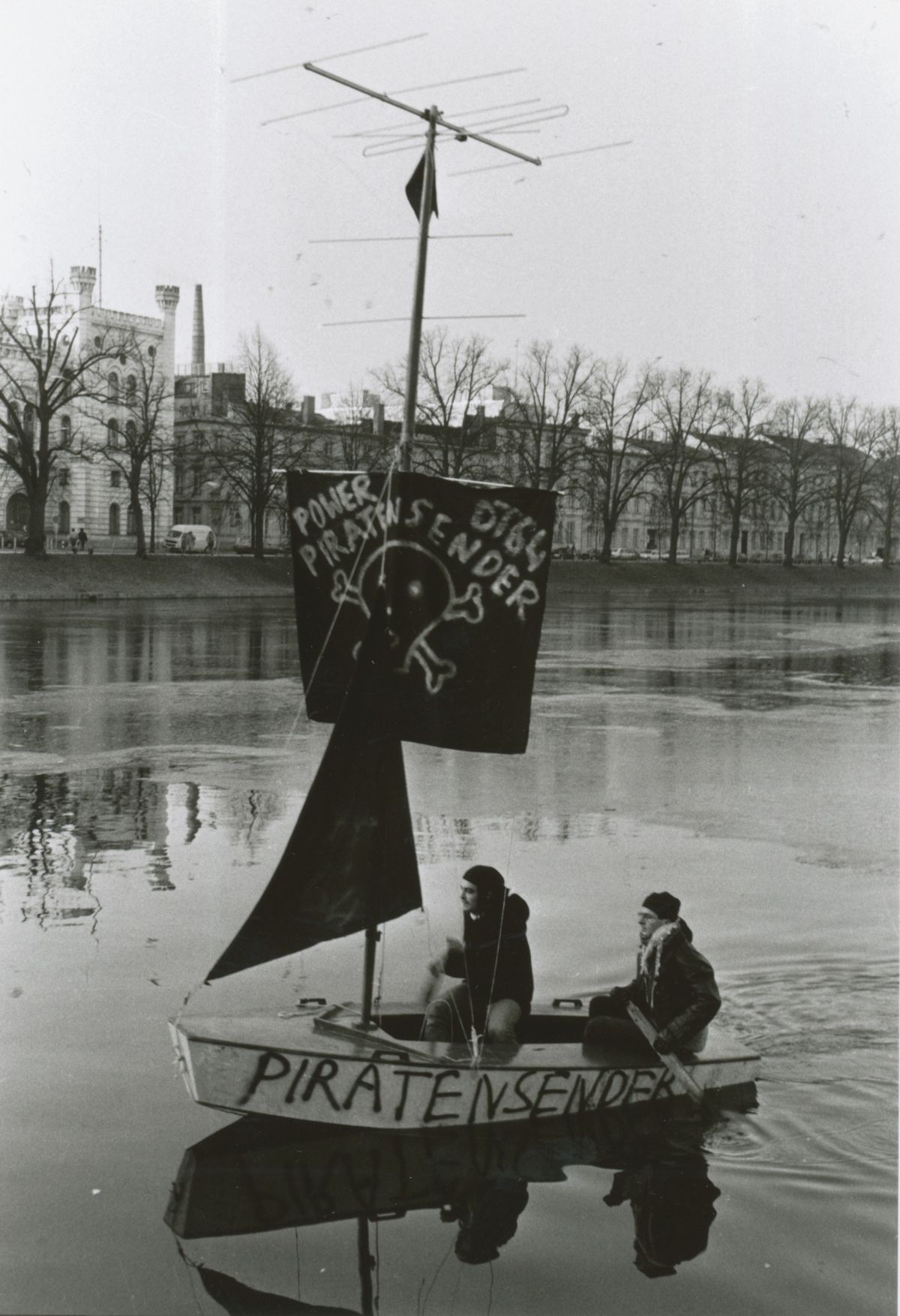 Signals2Noise: Pirates on the Air (From: West To: East) with Alexander Pehlemann 