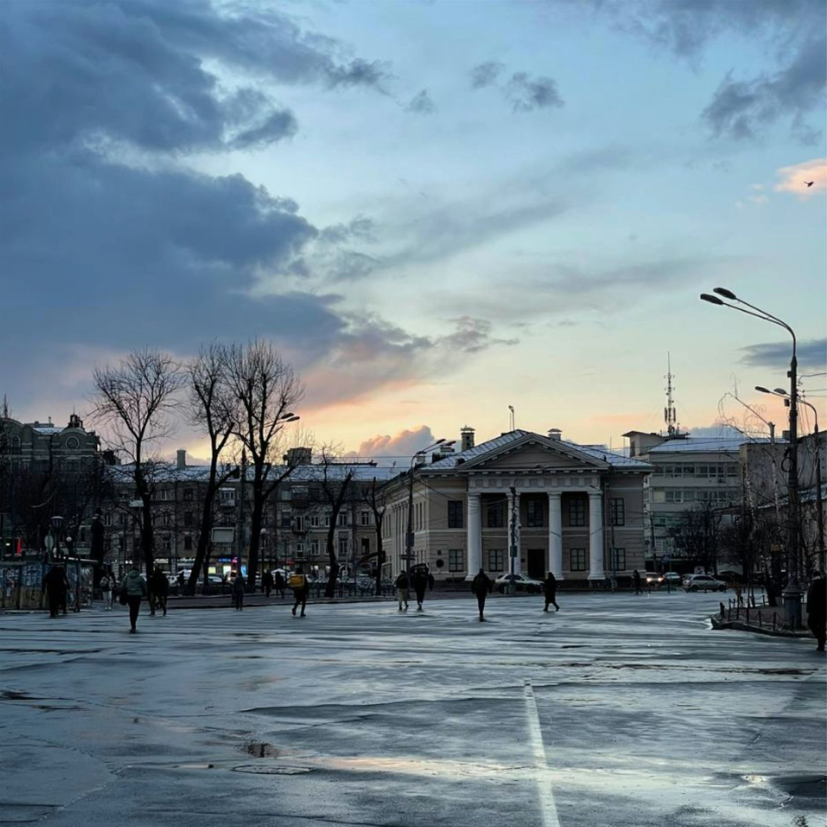 From Kontraktova Square