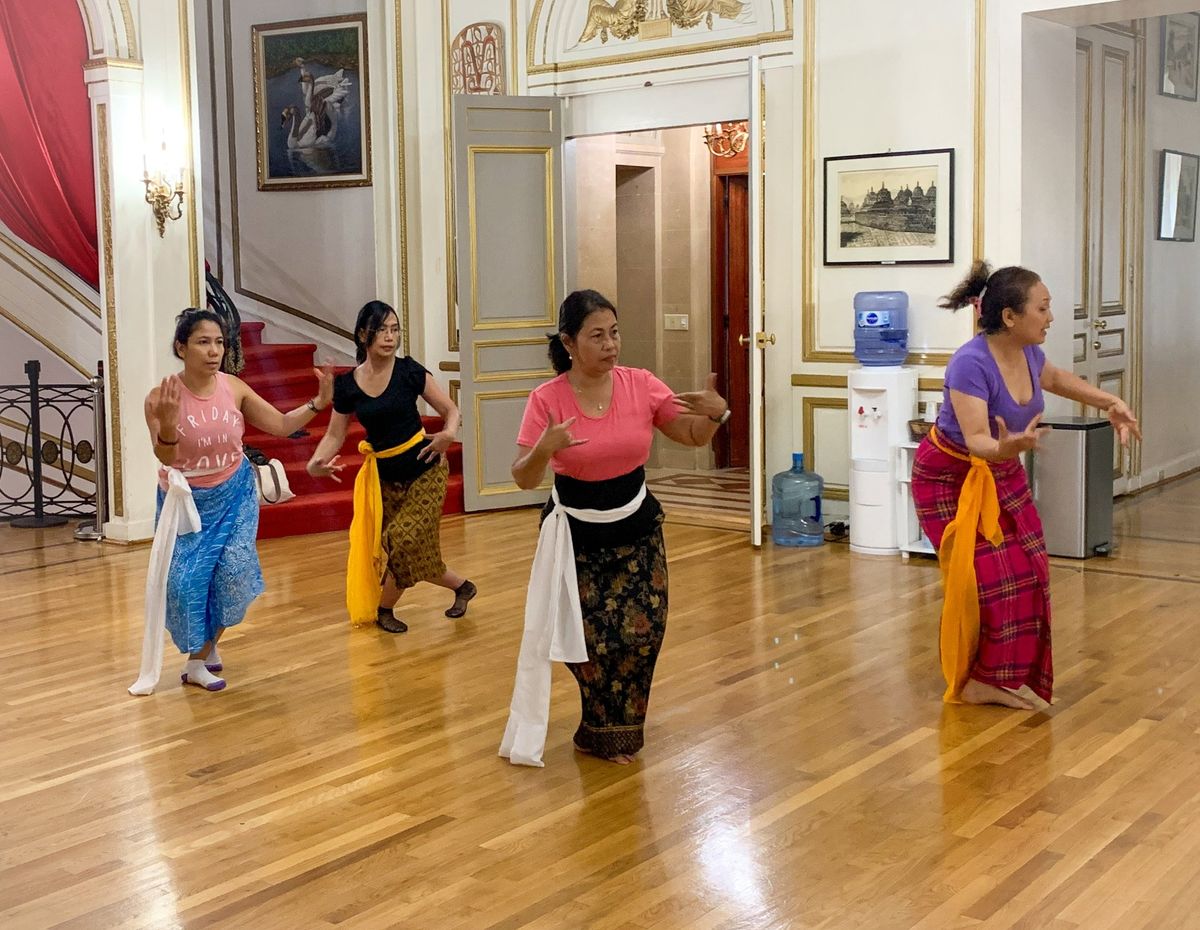 Beginner Balinese Dance with Riesa Avanti!