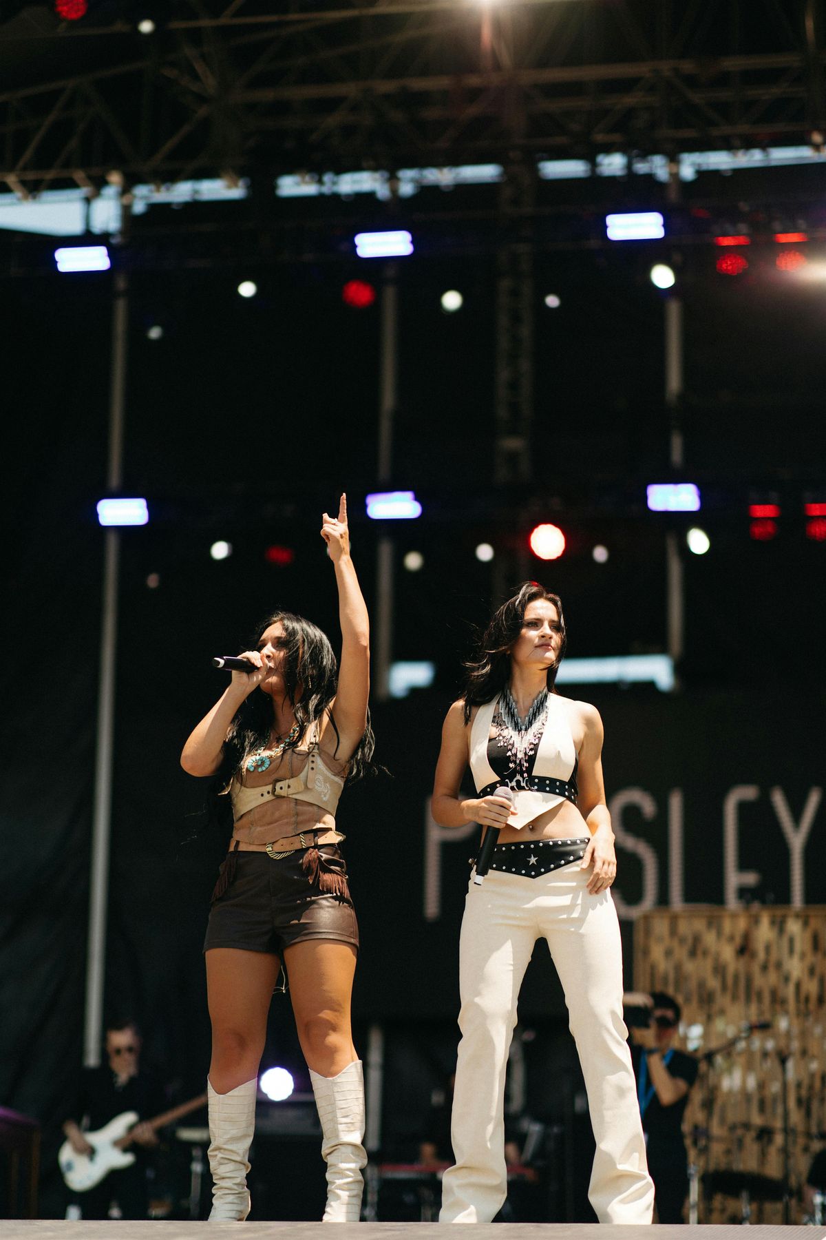 Nashville Recording Artists Presley and Taylor at Crawdads on the Lake!