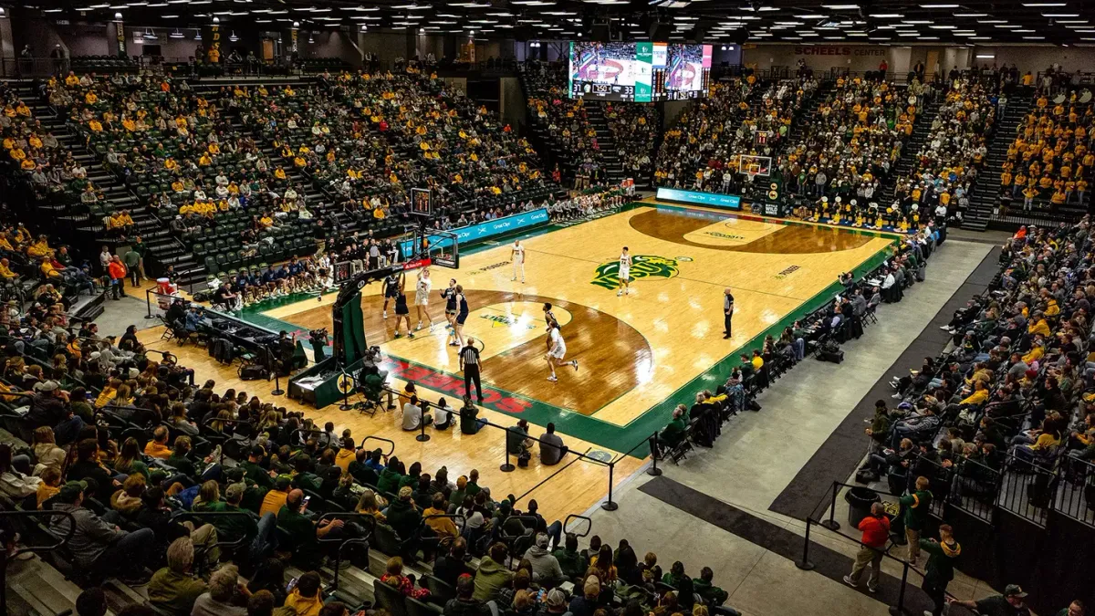 Parking North Dakota State Bison at North Dakota Fighting Hawks Mens Basketball