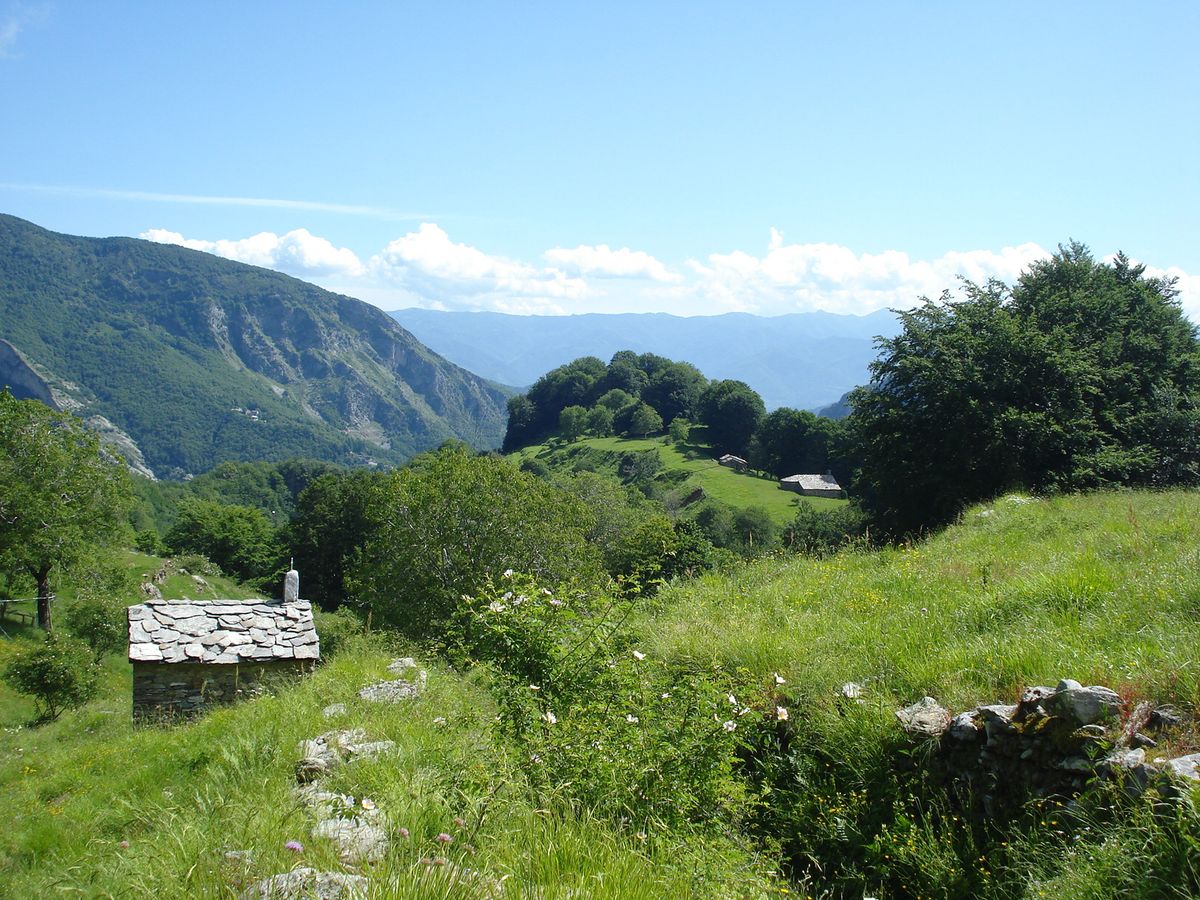 Il lago di Isola Santa e l\u2019alpeggio del Puntato \u2013 Apuane meridionali