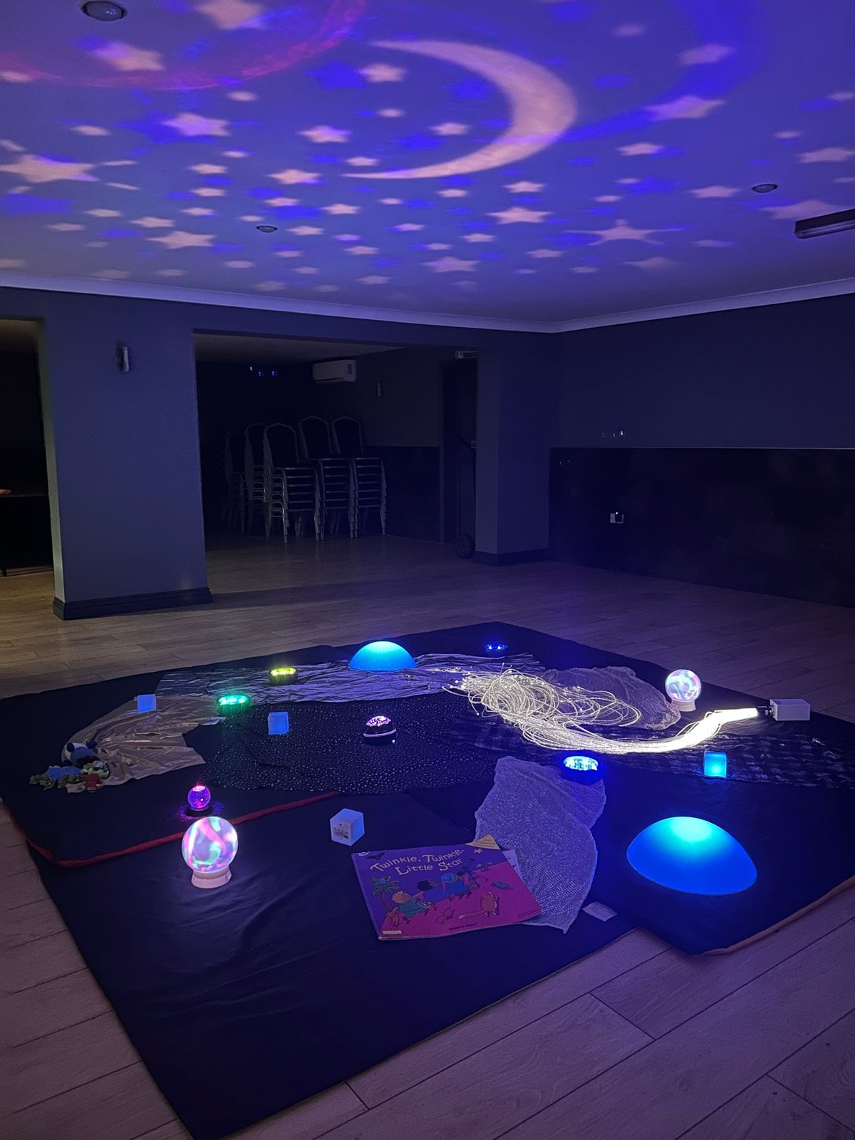 FREE EARLY EXPLORERS- UV SENSORY SESSION FOR BABIES AGED 0-1 