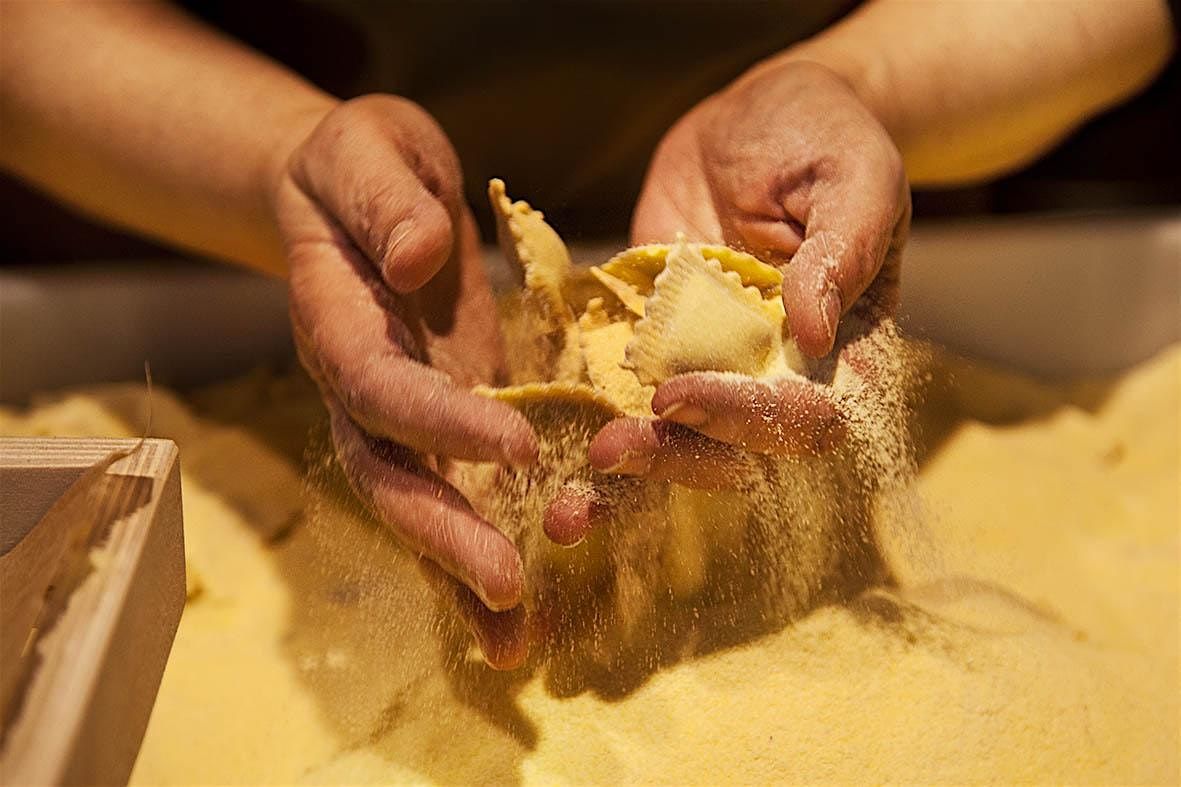 MANI IN PASTA - RAVIOLI