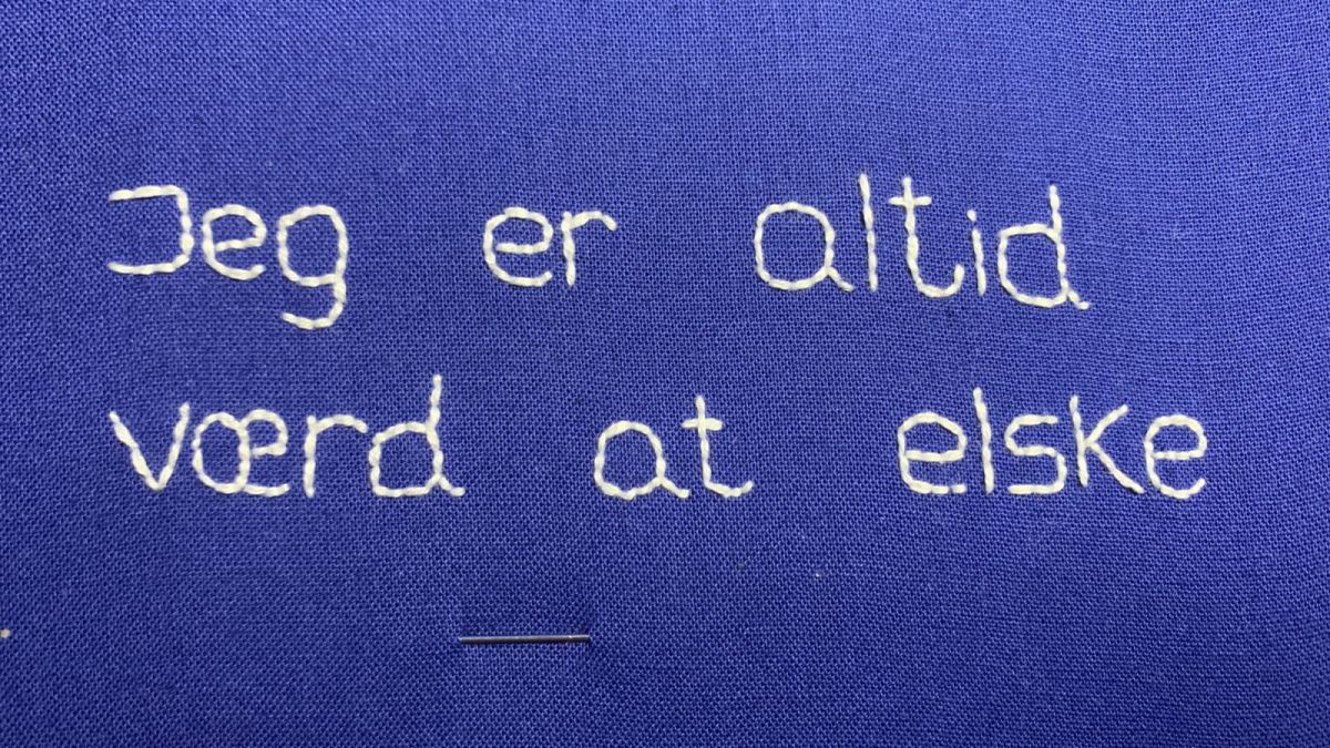 F\u00f8lsomt Broderi: Omsorgsfuld og poetisk workshop midt i udstillingen