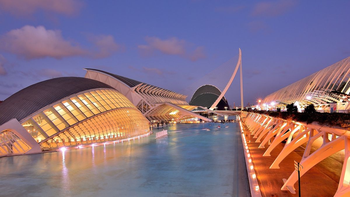 VALENCIA-PE URMELE LUI CALATRAVA- CITY BREAK CU GHID