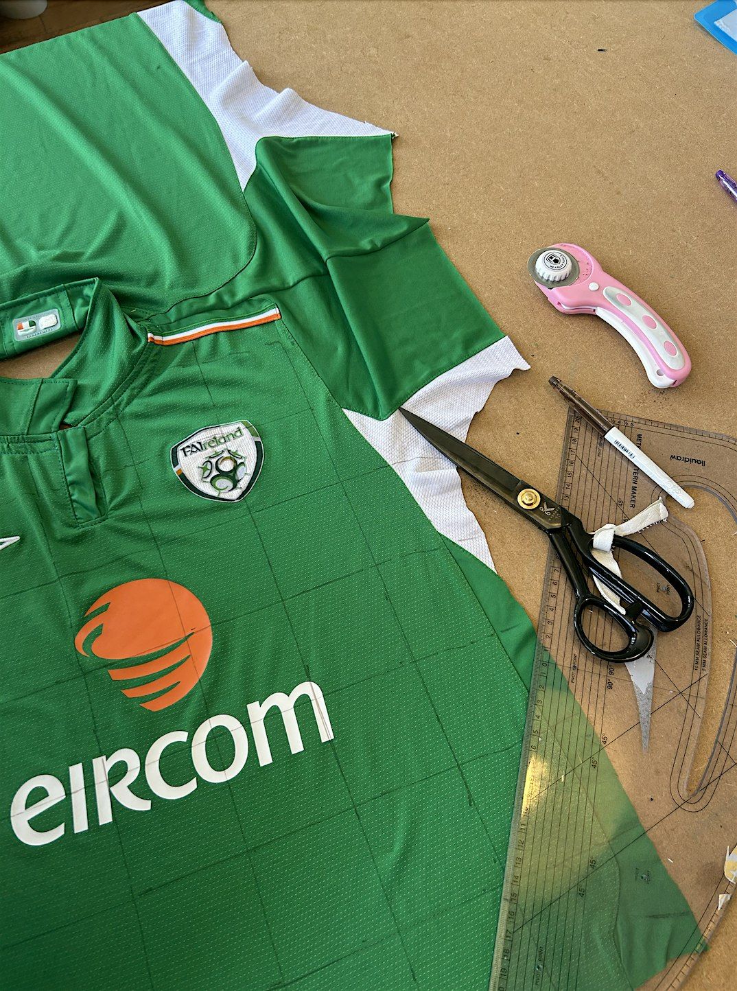 DIY Wardrobe Workshop: Crop Your Tee & Learn Simple Alterations \u2702\ufe0f