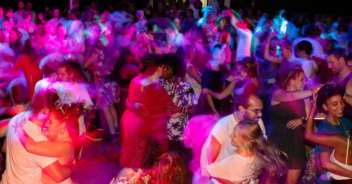 Vorhang auf und B\u00fchne frei im Tanzsaal! Zouk und Kizomba \u2013 brasilianisch-afrikanischer Tanzabend