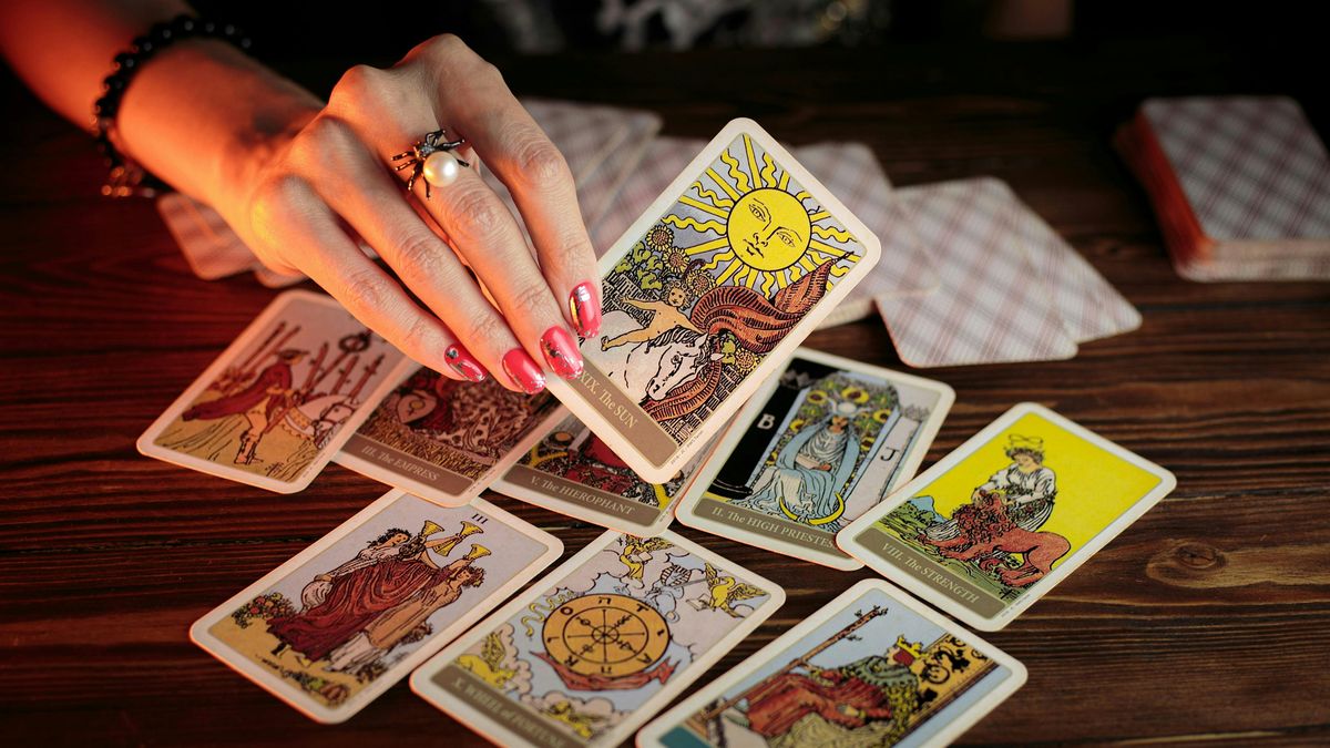 Women's Circle: Full Moon Tarot & Tea