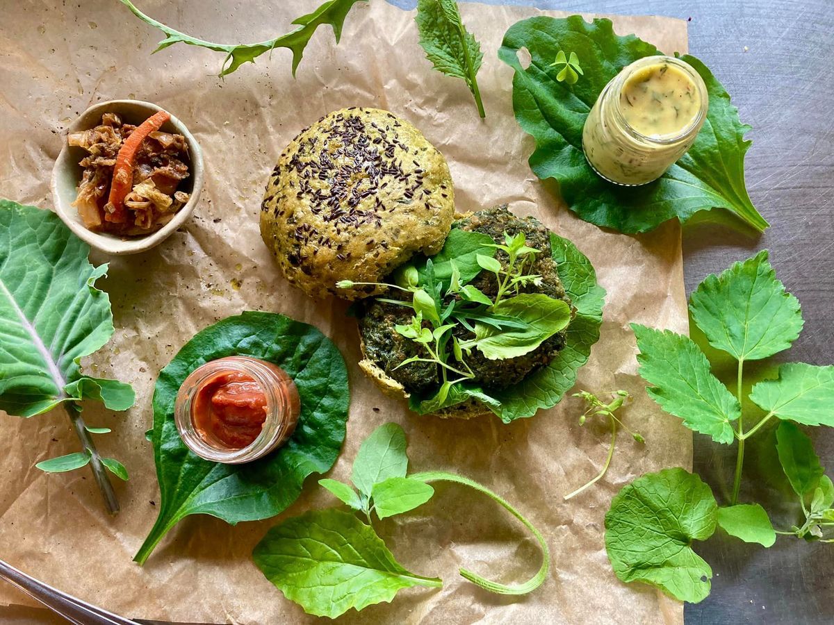 (Complet) Atelier cuisine "Burgers v\u00e9g\u00e9tariens aux plantes sauvages"