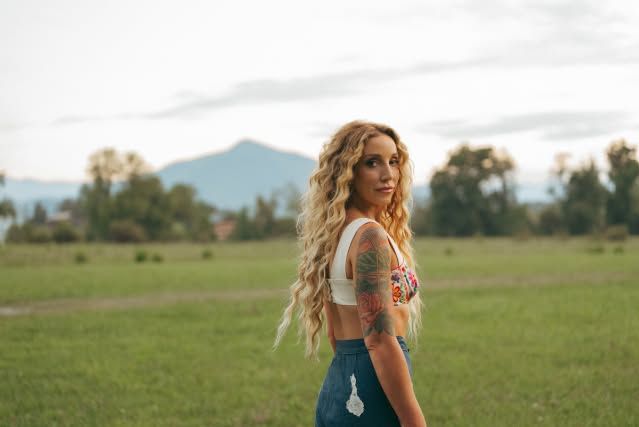 Tractor Presents: Ashley Monroe w\/ Striking Matches AT The Sunset