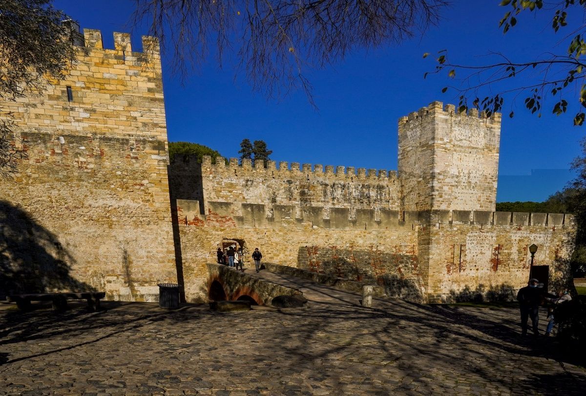 [ESGOTADO] Percurso \u25cf Lugares de uma revolu\u00e7\u00e3o na Lisboa medieval: 1383-85