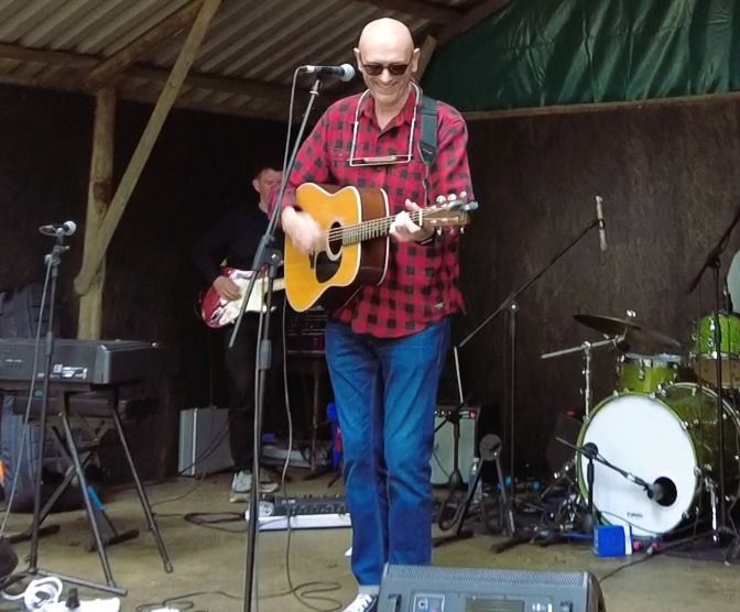 Steve Jinski playing 'live' at The Man Of Kent Ale House, Rochester, Kent.