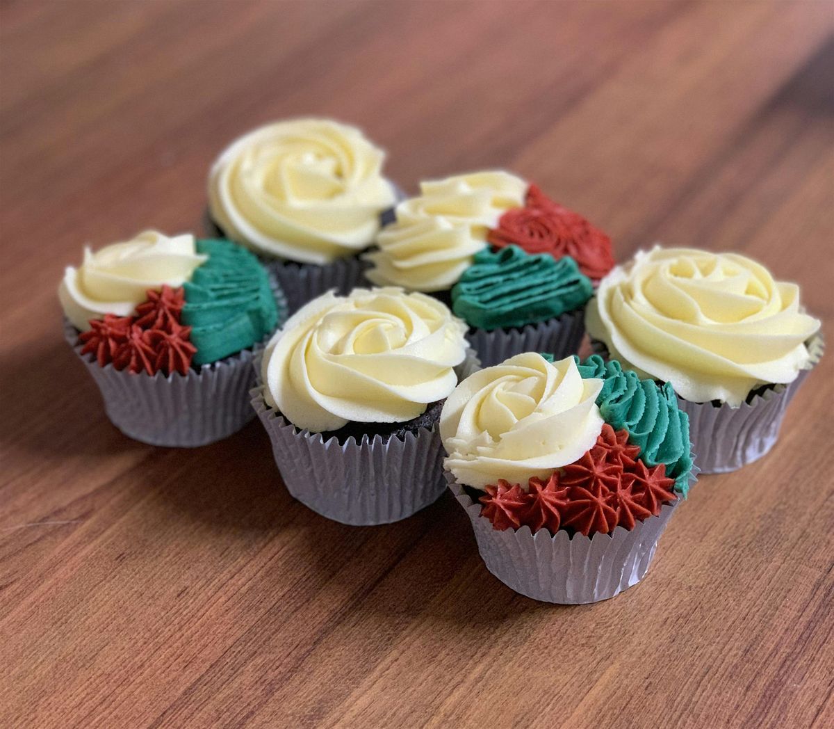 Christmas cupcake piping