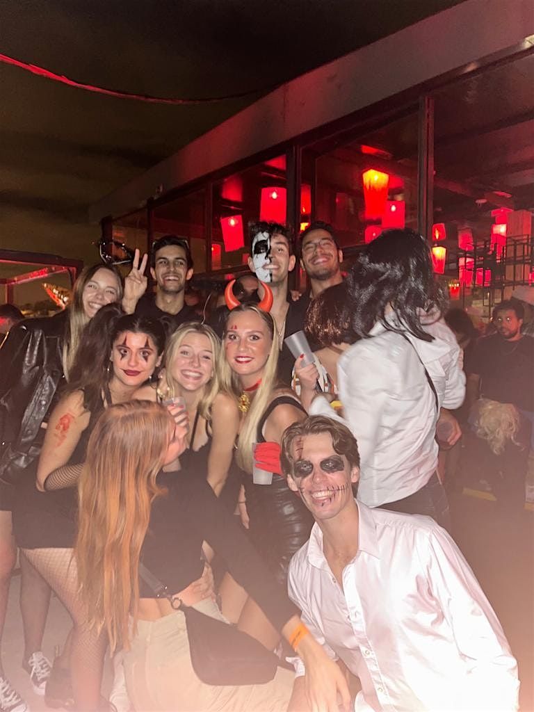 Porto: Halloween Pub Crawl 4 bars + 1 club, Scary Games & 7 Drinks