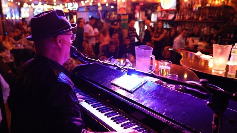 UD\u2019s Holiday Traditions: Duelling Pianos in Union Square