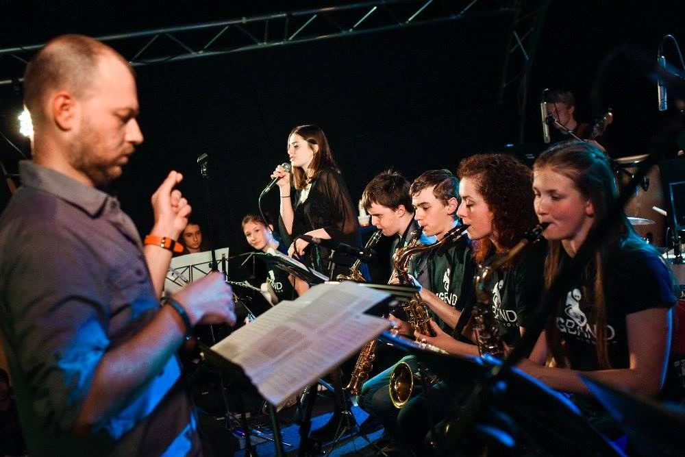 Big band \u017derot\u00edn & Hudebn\u00ed institut v Zahrad\u011b