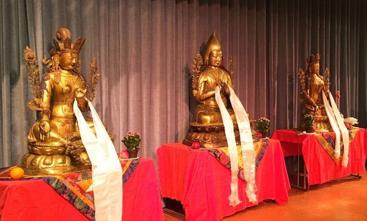 Visning av Buddhastatyer och tibetansk ny\u00e5rsceremoni