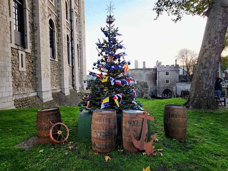 Move and Sketch with Christmas at Tower of London