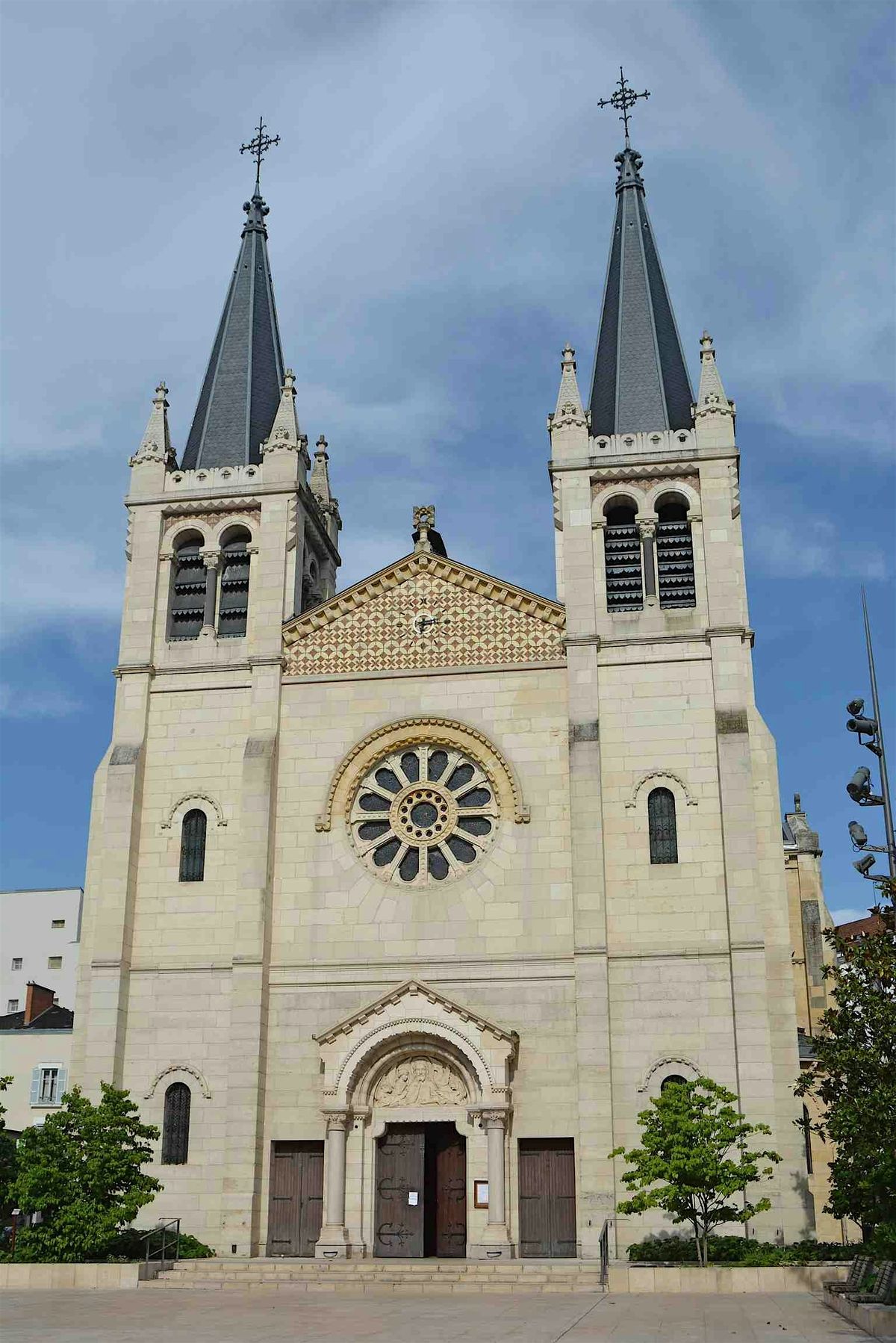 Vichy Audio Tour: Belle \u00c9poque Splendors and Hidden Sacred Sites