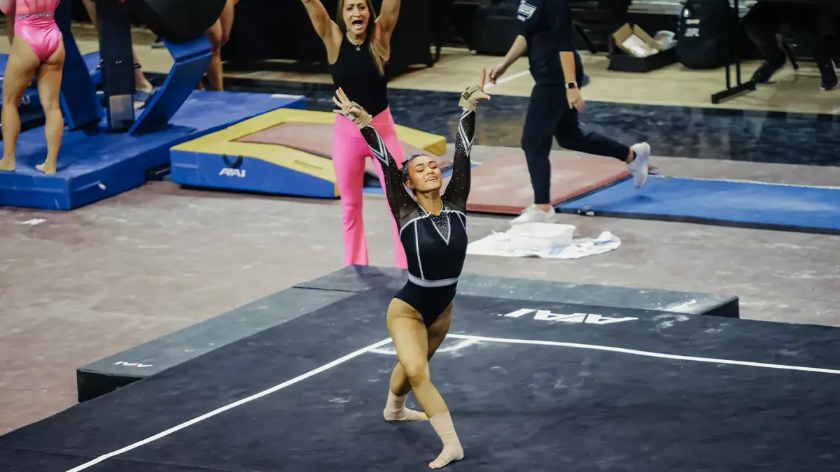 SCSU\/Bridgeport at LIU Sharks Womens Gymnastics