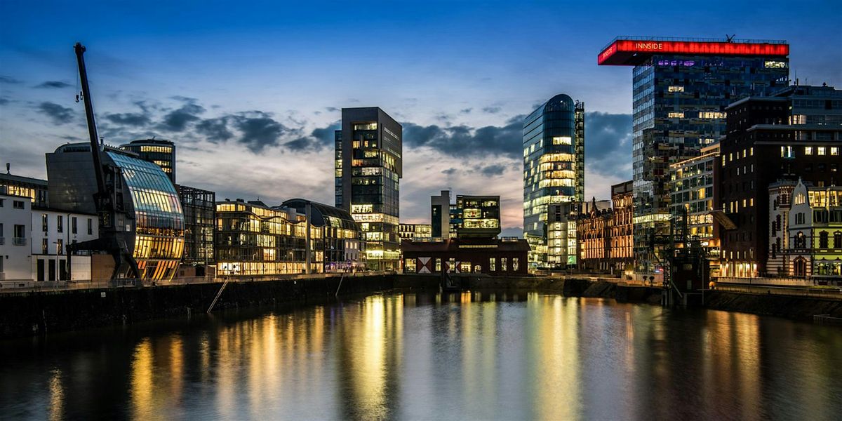 Available Light, blaue Stunde im Medienhafen D\u00fcsseldorf