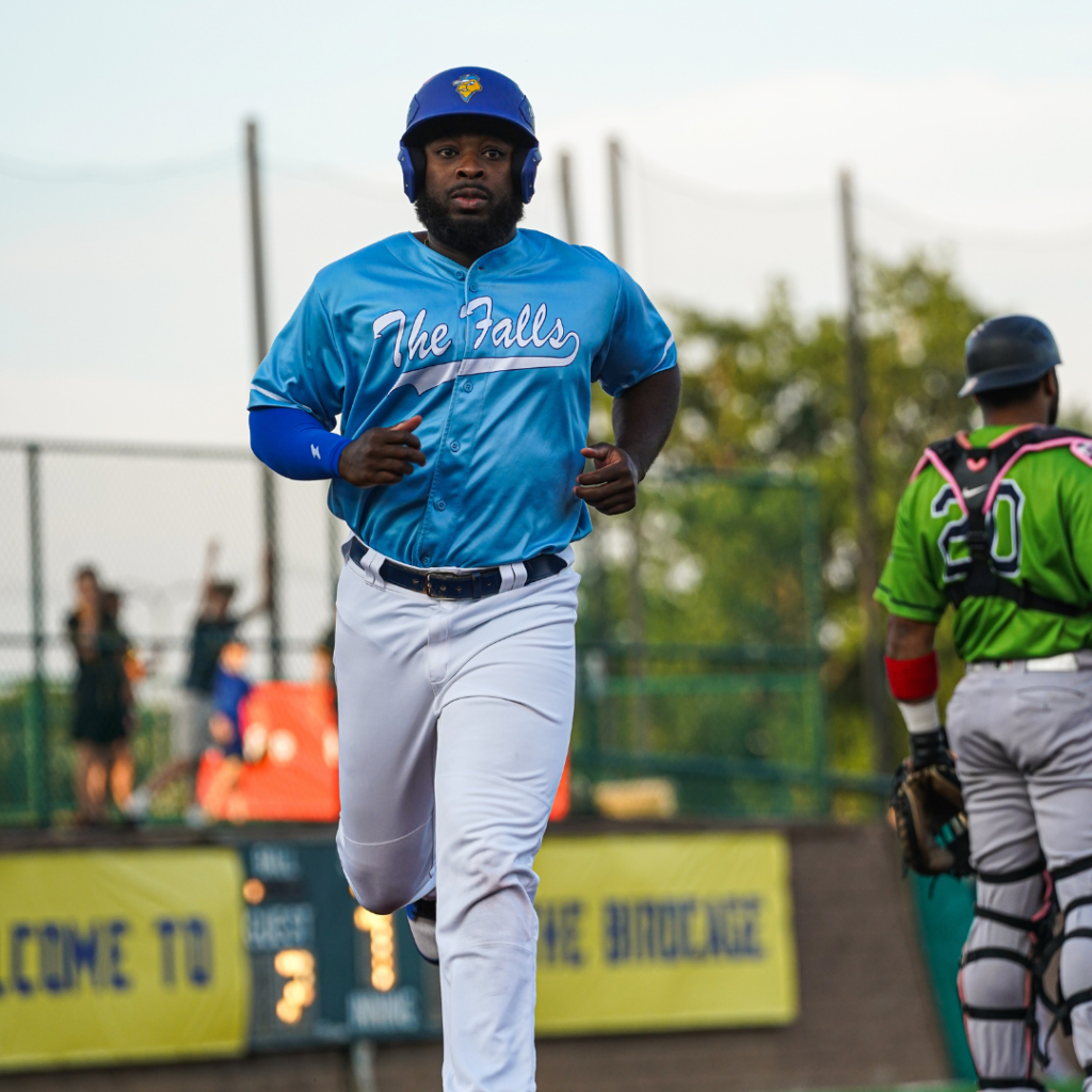 Sioux Falls Canaries at Winnipeg Goldeyes at Blue Cross Park