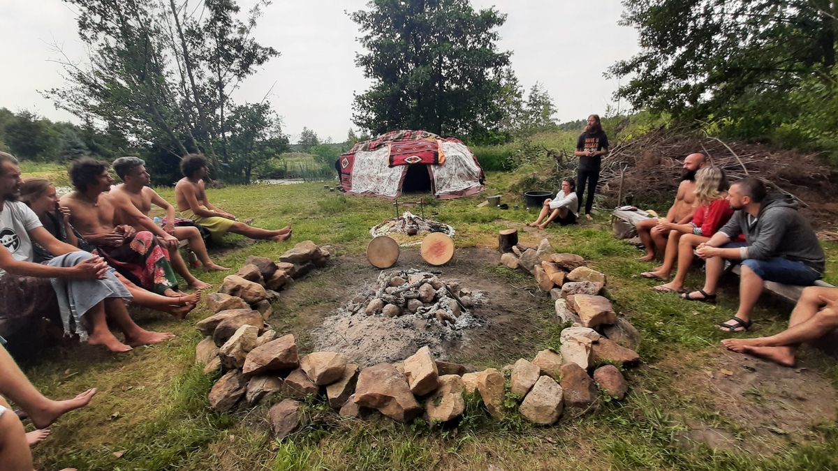 TEMAZCAL KSI\u0118\u017bYCOWY W PE\u0141NI\u0118, CEREMONIA FAJKI KSI\u0118\u017bYCOWEJ, 2 KR\u0118GI KOBIET I M\u0118\u017bCZYZN <3 WARSZAWA