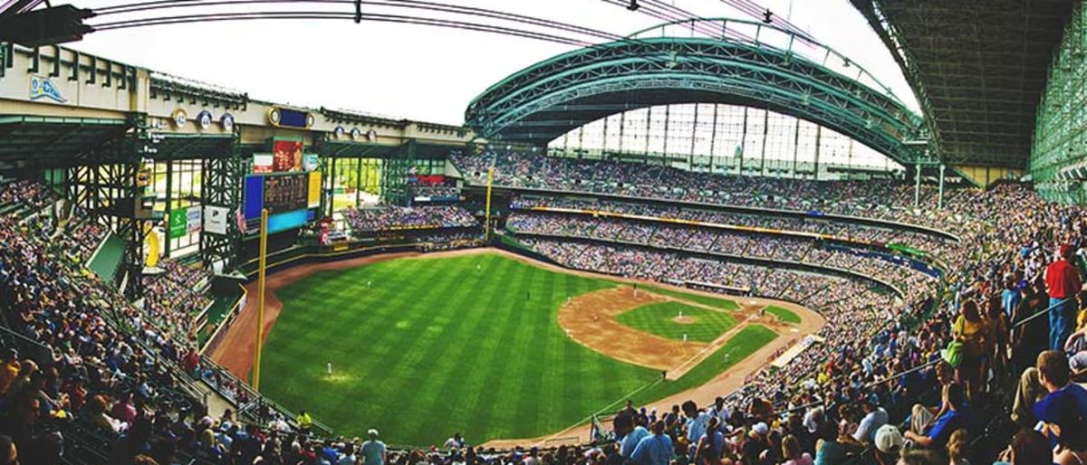 Milwaukee Brewers at Minnesota Twins at Target Field