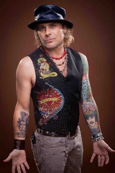 Mike Tramp & M\u00e6nd af en tid - St\u00f8ttekoncert for hjeml\u00f8se