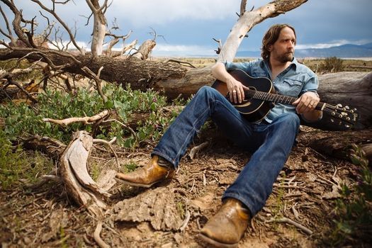 Hayes Carll w\/ Travis Linville