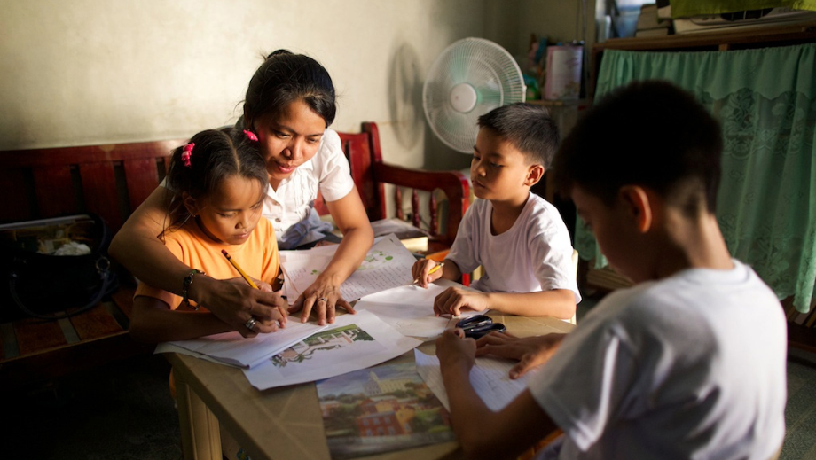 Study hall & Tutoring \/ Sala de estudio y tutor\u00edas